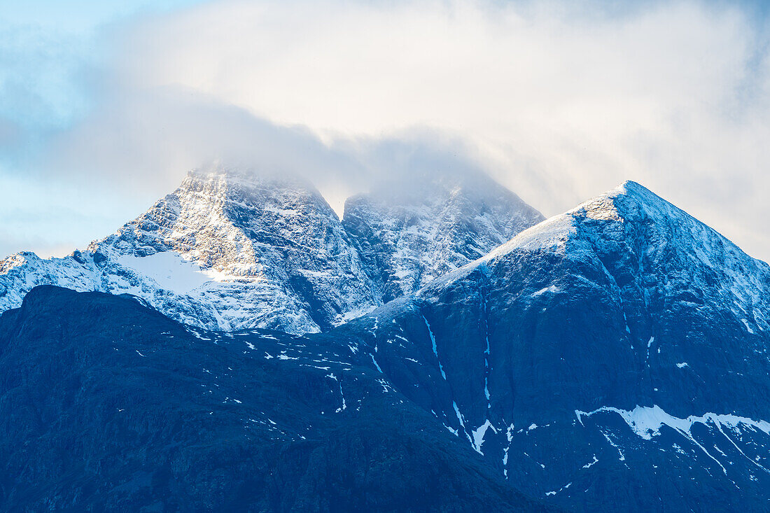 Norwegen, Skjervøy, Berge schneebedeckt