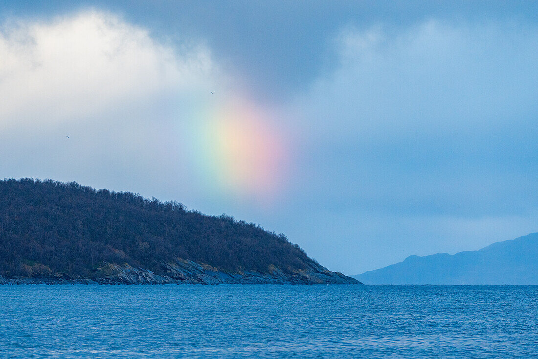 Norwegen, Skjervøy, kleiner Regenbogen an der Küste