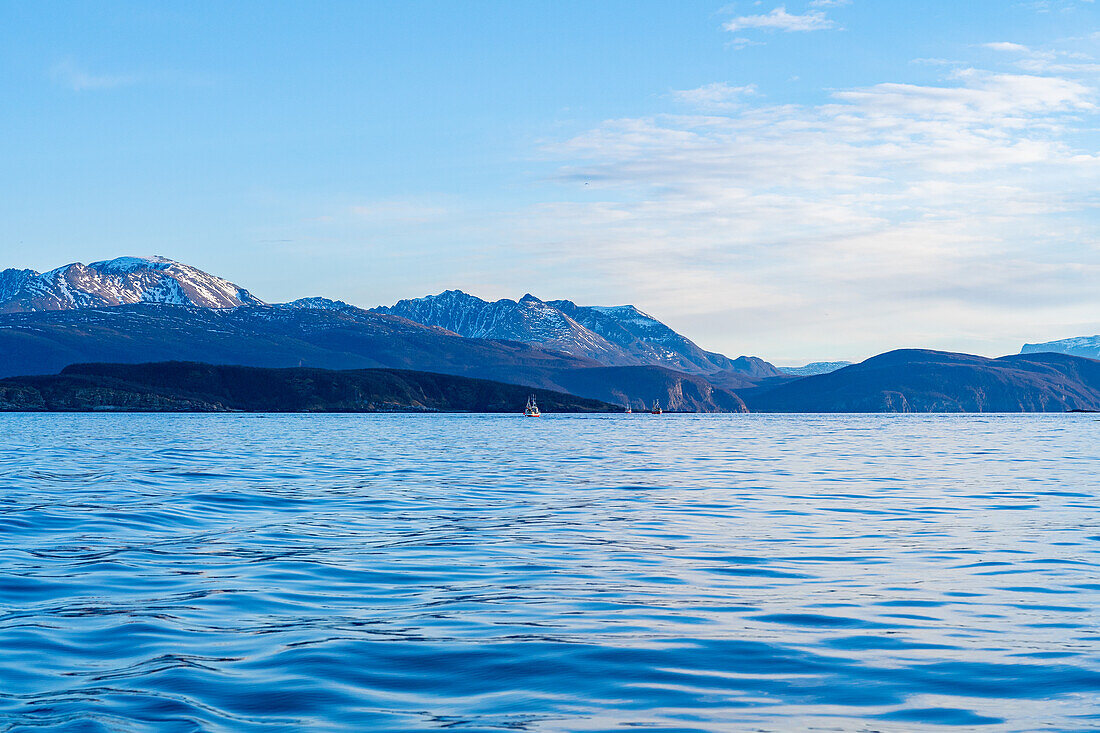 Norwegen, Skjervøy, Blick vom Boot aufs Meer