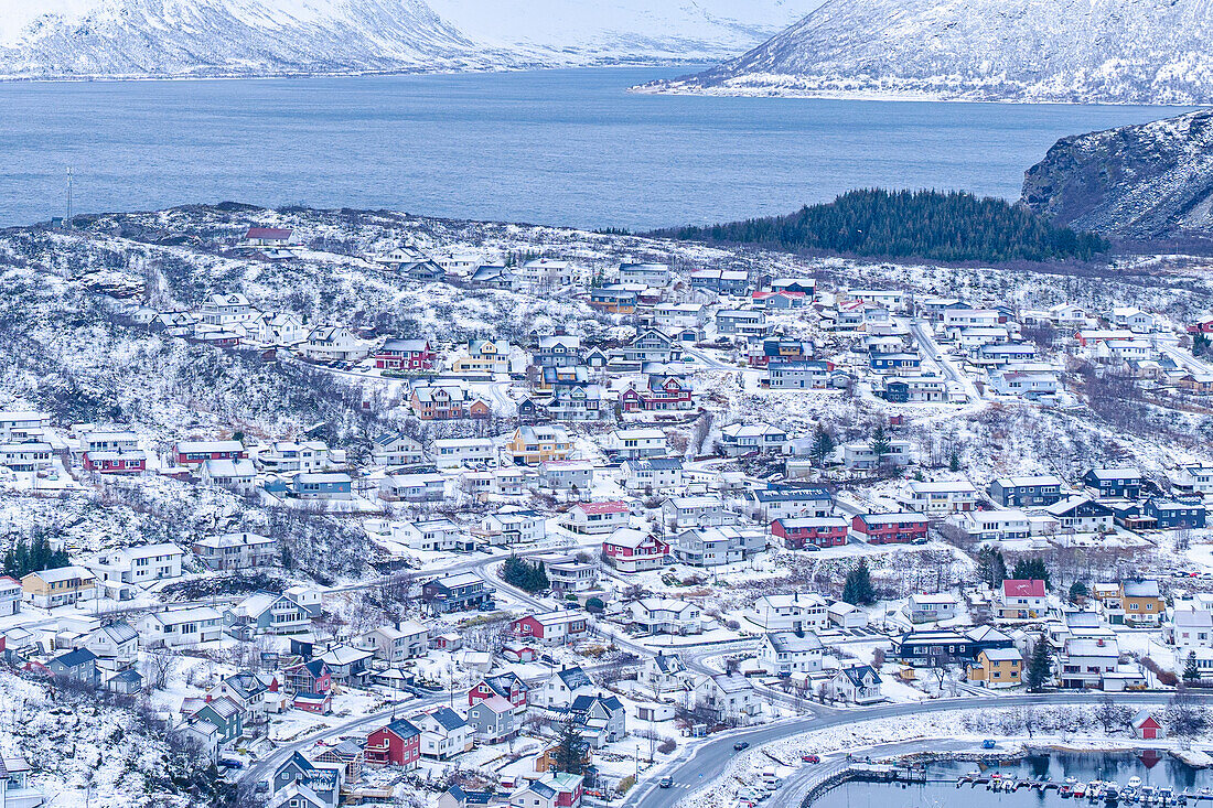 Norwegen, Skjervøy, Häuser im Schnee von oben