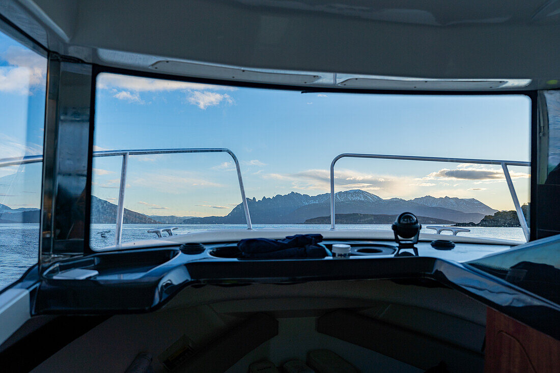 Norwegen, Skjervøy, Fensterblick vom Boot aufs Meer