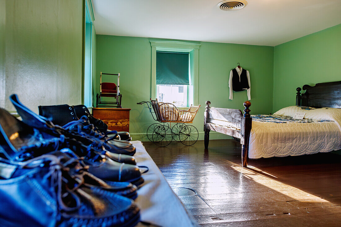  Bedroom in the Amish House in the Amish Village in the Pennsylvania Dutch Country, Lancaster County, Pennsylvania, USA 