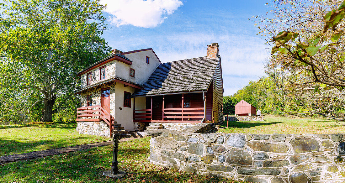  Brandywine Battlefield Park with historic Sycamore and Gilpin House, Barn and Corn Crib in the Brandywine Valley near Chadds Ford, Delaware County, Pennsylvania, USA 