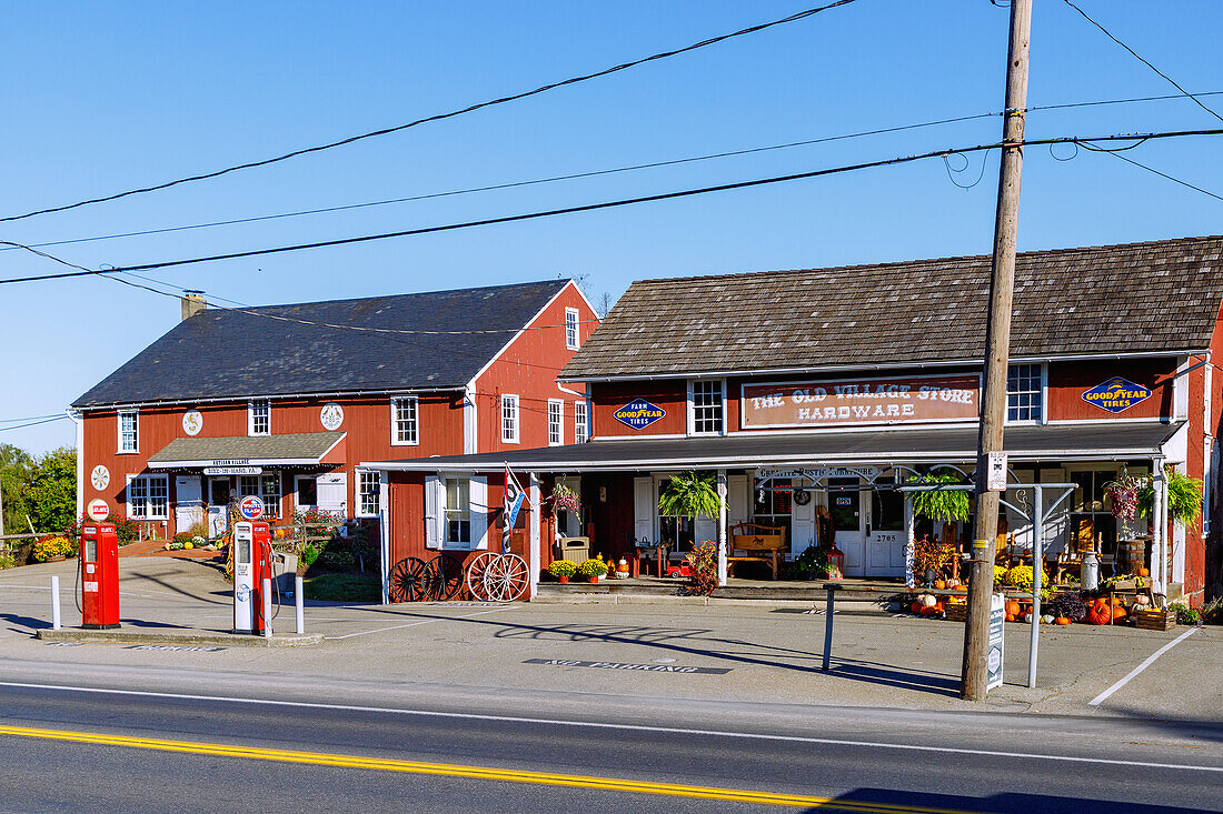  Historic wooden houses with cafes and shops in Bird-in-Hand in the Pennsylvania Dutch Country in Pennsylvania, USA 