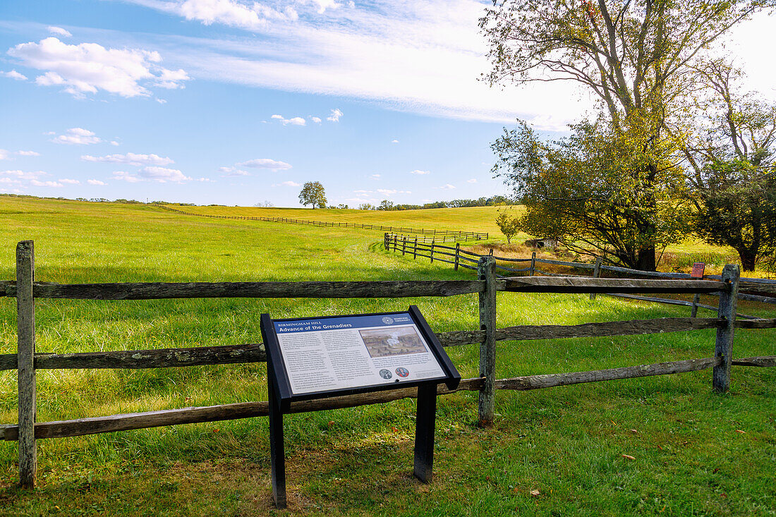 Birmingham Hill am Brandywine Battlefield Trail mit Ausblick auf historisches Schlachtfeld im Amerikanische Unabhängigkeitskrieg (American Revolutionary War, American War of Independence) und Hinweistafel im Brandywine Valley bei Birmingham Hill, Chester County, Pennsylvania, USA