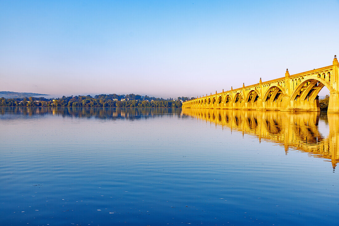 Veterans Memorial Bridge (Columbia–Wrightsville Bridge) über den Susquehanna River vom Columbia River Park in Columbia, Lancaster County, Pennsylvania, USA