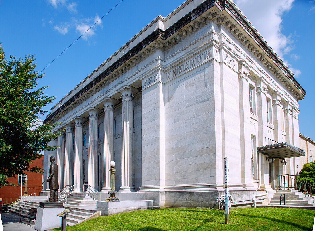 Gettyburg Library und Denkmal Abraham Lincoln in Erinnerung an seine Rede "Gettysburg Address" in Gettysburg, Adams County, Pennsylvania, USA