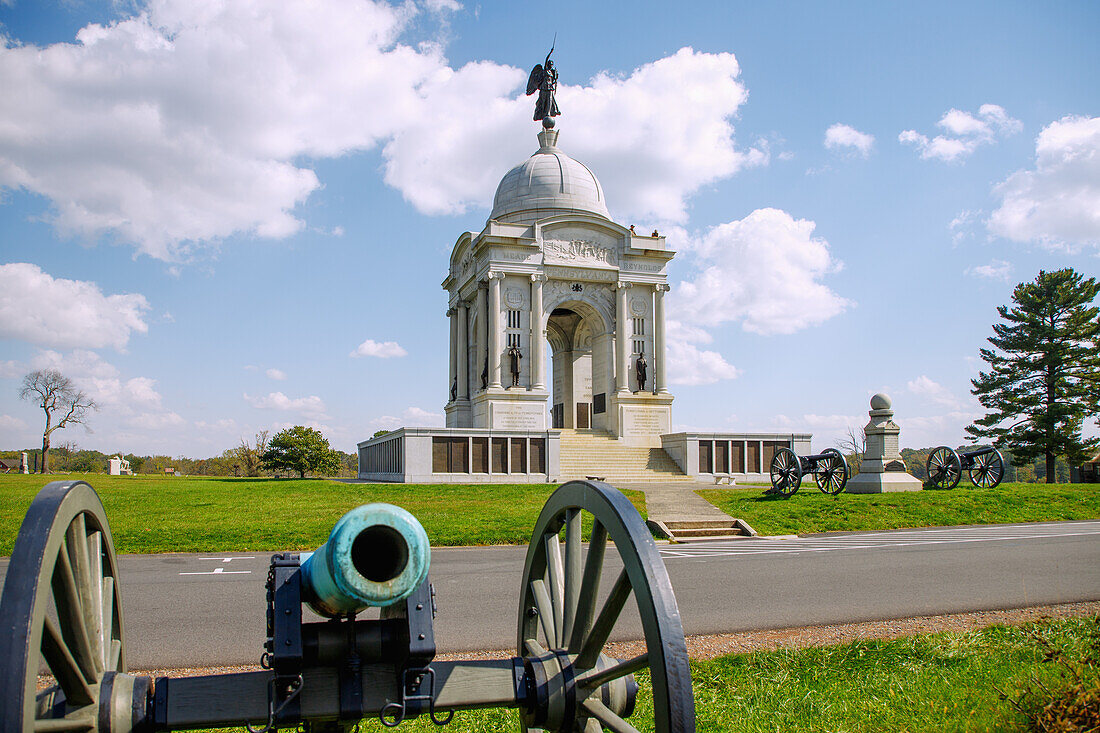  Pennsylvnia Memorial and cannons at Gettysburg National Military Park in Gettysburg, Adams County, Pennsylvania, USA 