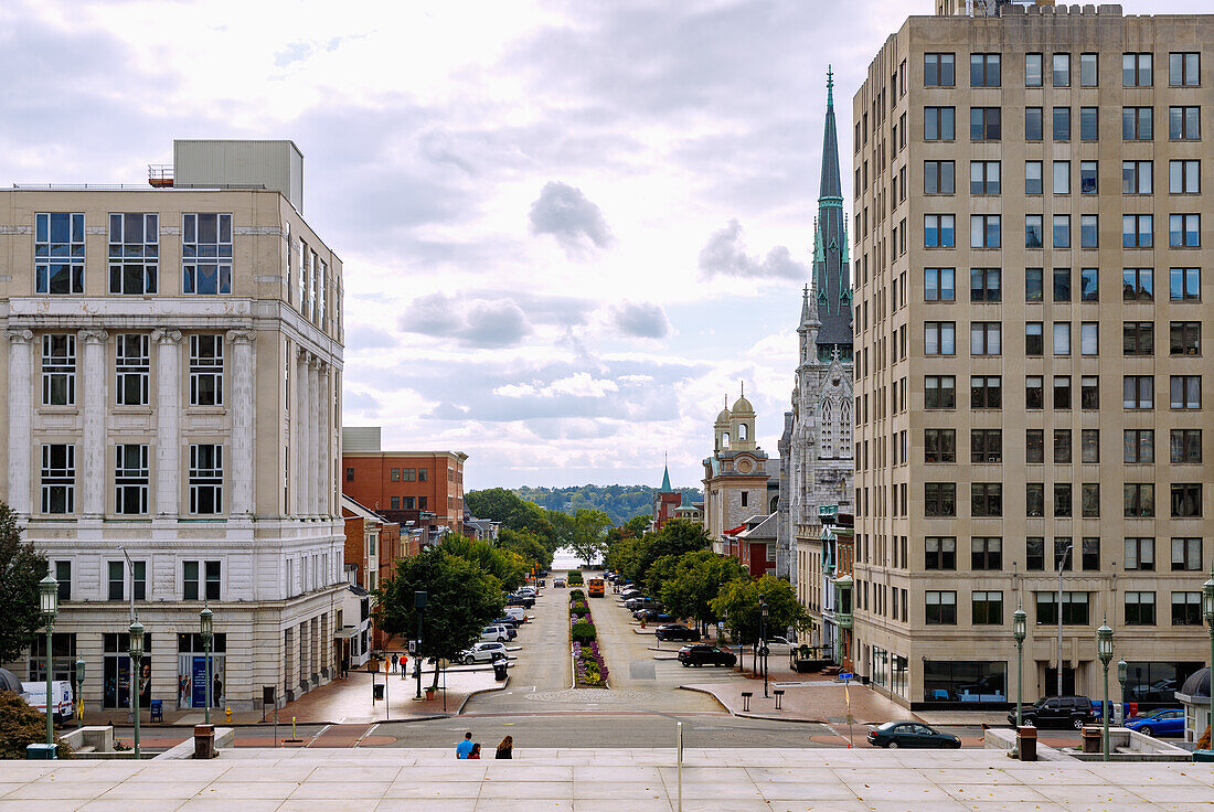 Historic State Street mit Grace United Methodist Church und Saint Patrick Cathedral im Capitol District in Harrisburg, Dauphin County, Pennsylvania, USA