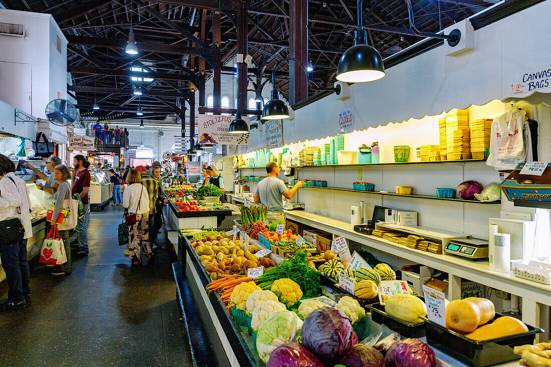  Central Market with regional Amish products in Historic Downtown in Lancaster in Pennsylvania Dutch Country, Lancaster County, Pennsylvania, USA 