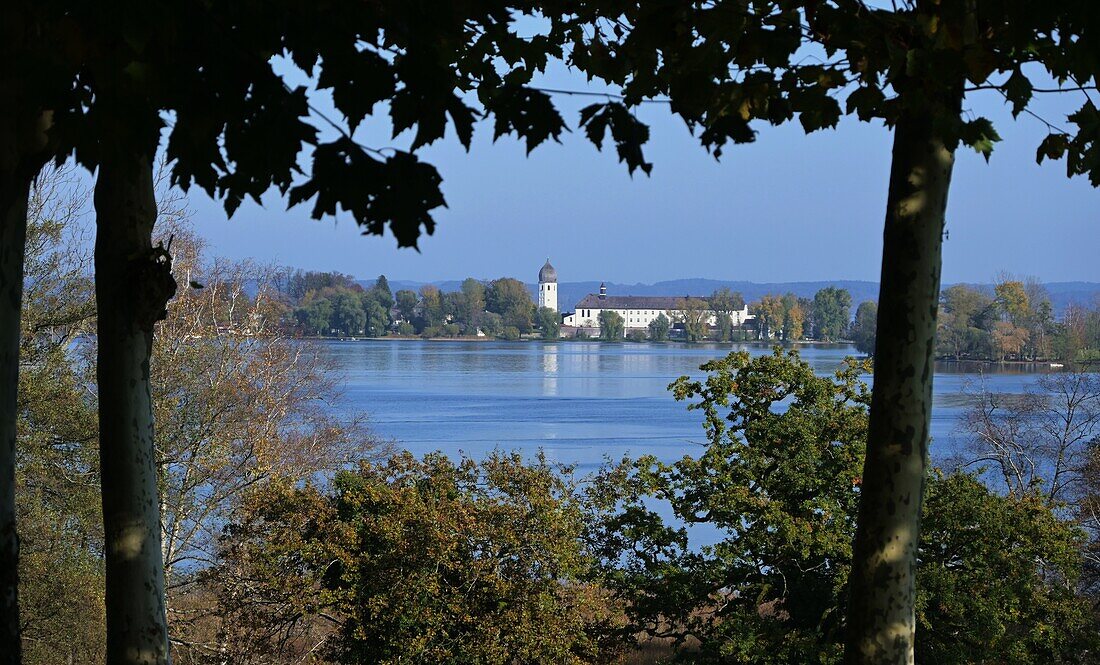 Blick von der Insel Herrenchiemsee nach Frauenchiemsee auf der Fraueninsel, Chiemsee, Chiemgau, Bayern, Deutschland