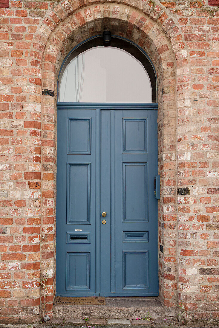 Blaue Haustür an historischem Backsteinhaus