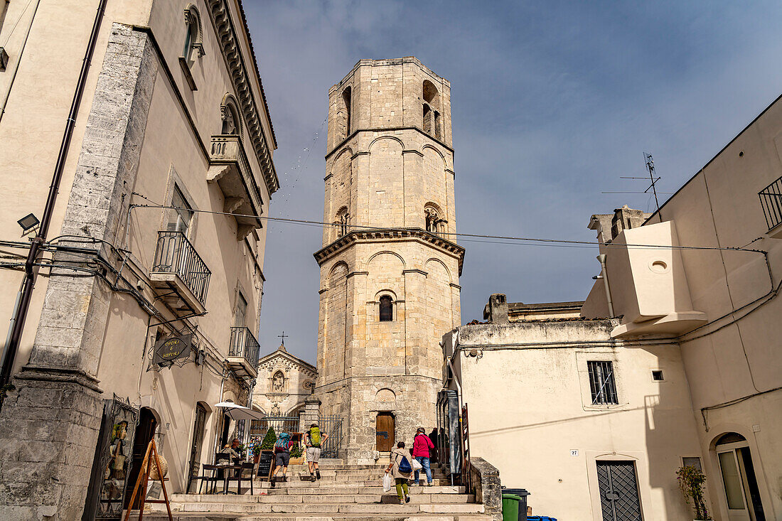 Glockenturm der römisch-katholische Wallfahrtskirche San Michele Arcangelo, UNESCO Welterbe in Monte Sant’Angelo, Gargano, Apulien, Italien, Europa