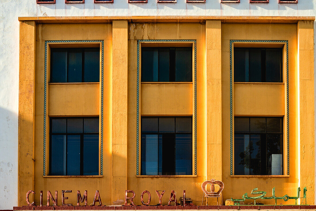 Außenaufnahme des Royal Cinema in Rabat, Marokko in der Abendsonne.