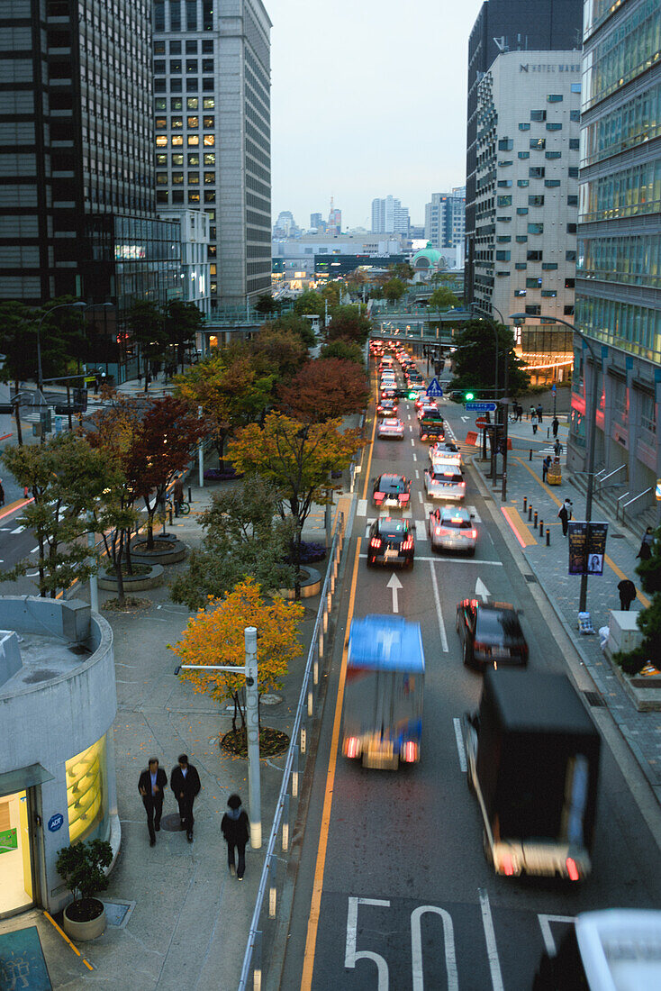 Verkehr in den Straßen von Seoul, Sükorea, nahe des Sungnyemun Gate.