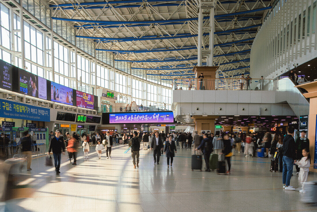  Main station of the capital of South Korea, Seoul Station. 