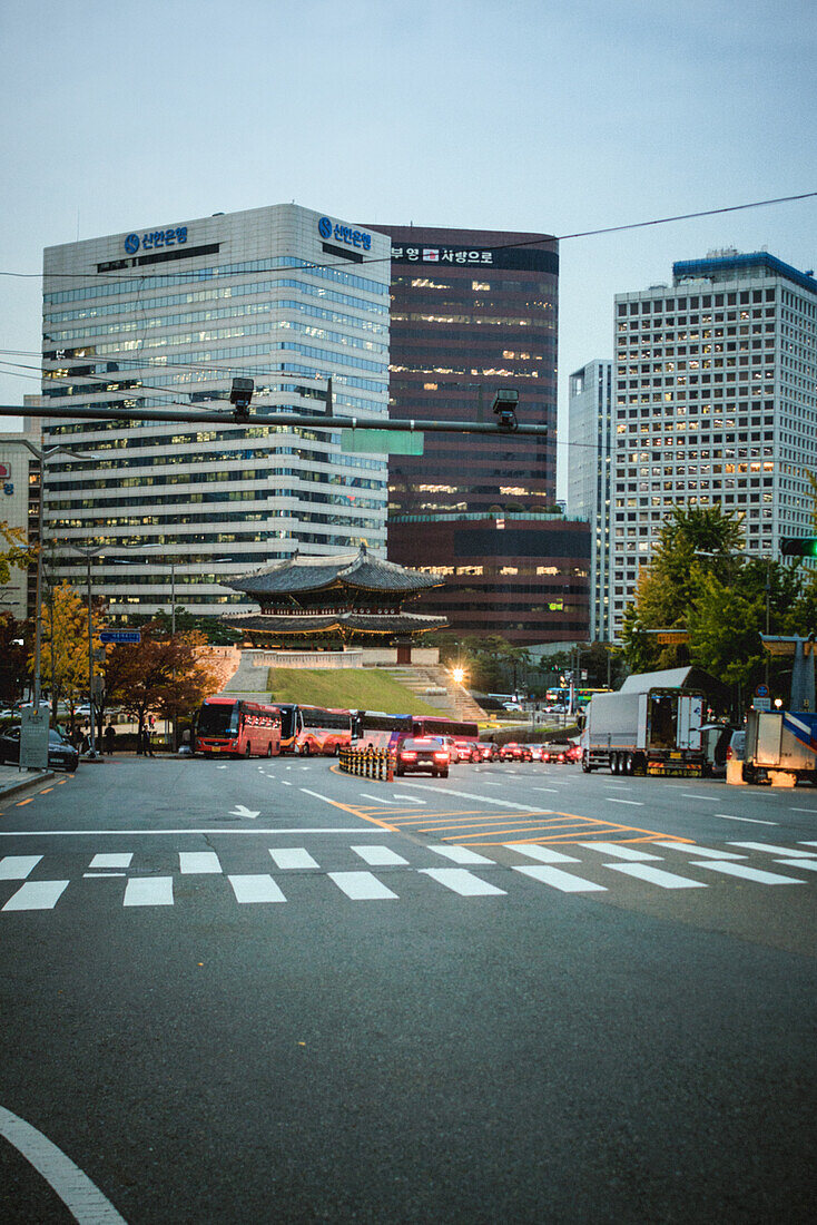  Traffic around the Sungnyemun Gate in Seoul, capital of South Korea. 