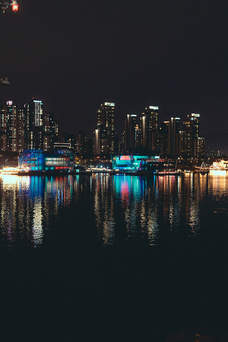  Skyline of Seoul in South Korea from the Banpo Bridge with reflection in the river. 