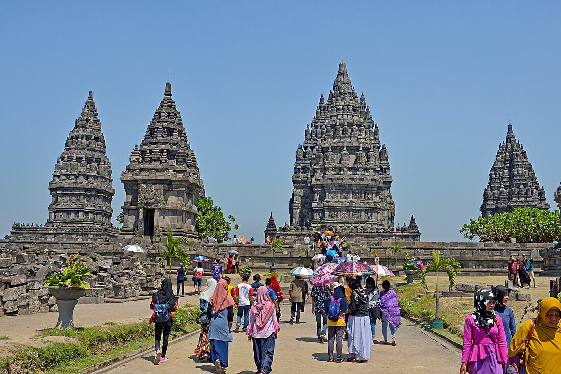  Besucher auf dem Prambanan-Tempelgelände, Region Yogyakarta, Insel Java, Indonesien, Südostasien 