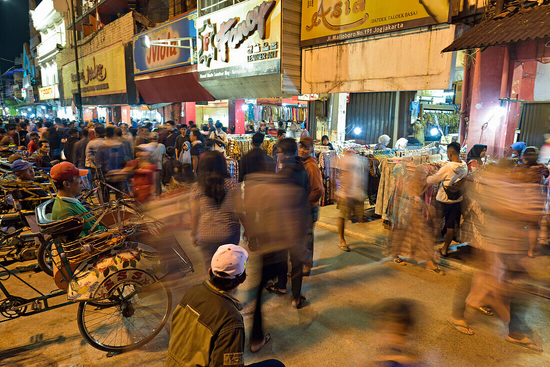  Malioboro Street bei Nacht, große Einkaufsstraße in Yogyakarta, Insel Java, Indonesien, Südostasien 