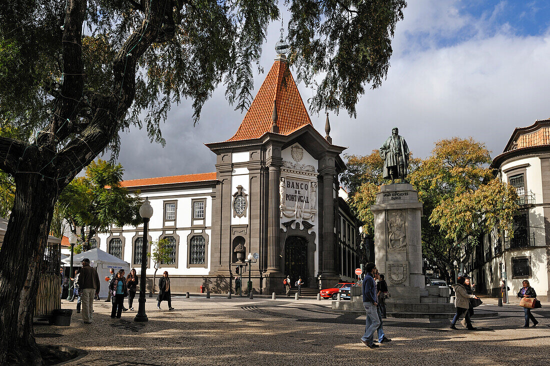 monument to Prince Henry the Navigator on the Arriaga avenue,Funchal,Madeira island,Atlantic Ocean,Portugal