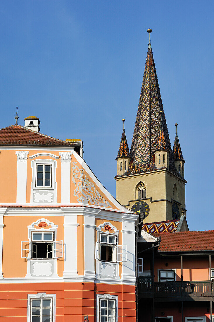 Luxemburger Haus mit Kirchturm der evangelisch-lutherischen Kathedrale im Hintergrund, Altstadt, Sibiu, Siebenbürgen, Rumänien, Osteuropa