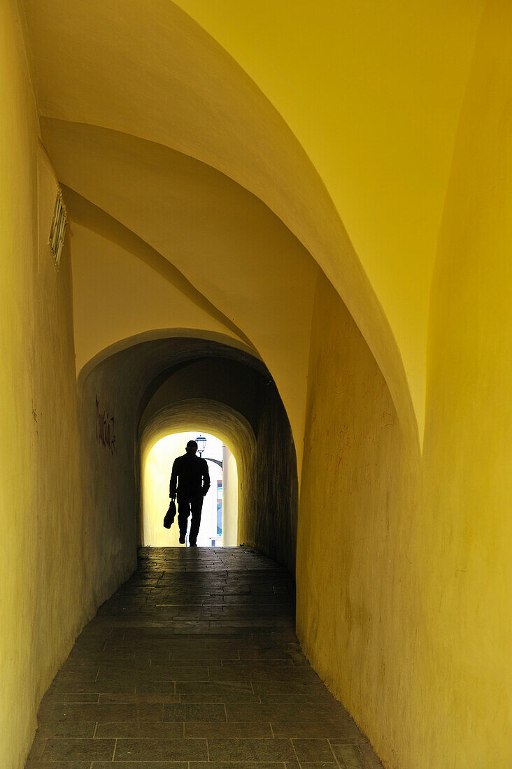 Mann in Durchgang Passage, Altstadt, Sibiu, Siebenbürgen, Rumänien, Osteuropa