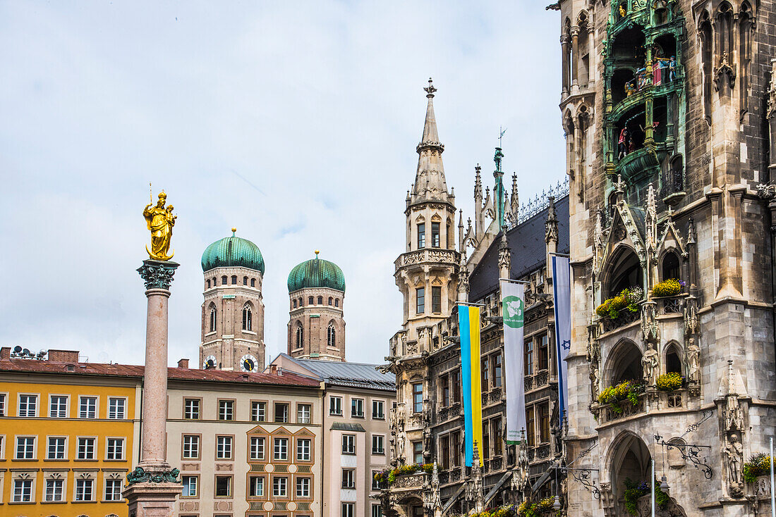  Munich, Marienplatz with town hall facade, Marian column and towers of the Frauenkirche, Bavaria, Germany 