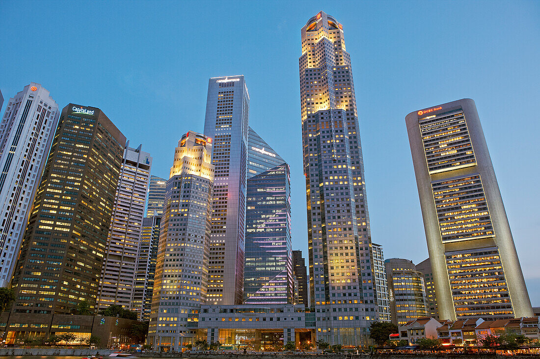  Wolkenkratzer im Central Business District (CBD), beleuchtet in der Abenddämmerung, Singapur. 