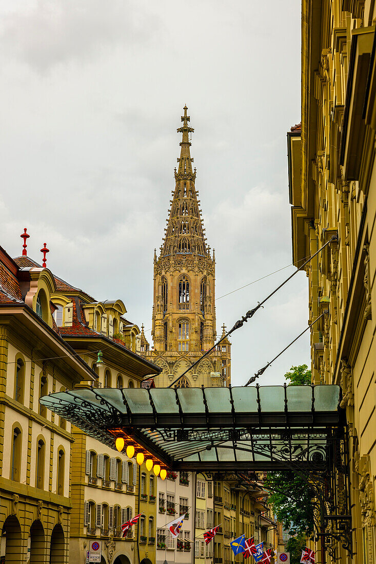 Münster St. Vincent mit Turm und Himmel in der Stadt Bern, Kanton Bern, Schweiz.