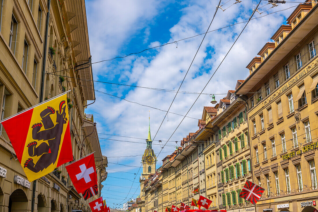 Altstadt mit alten Gebäuden und Flaggen an einem sonnigen Sommertag in der Stadt Bern, Kanton Bern, Schweiz.