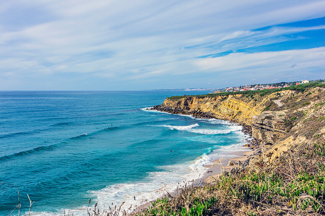 Küstenabschnitt und Surferstrand in der Gemeinde Colares, Kreis Sintra, Region Lissabon, Portugal