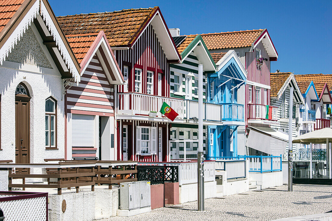 Farbenfrohe Häuser am Strand Praia da Costa Nova, Gafanha da Encarnação, Aveiro, Distrikt Aveiro, Region Centro, Portugal