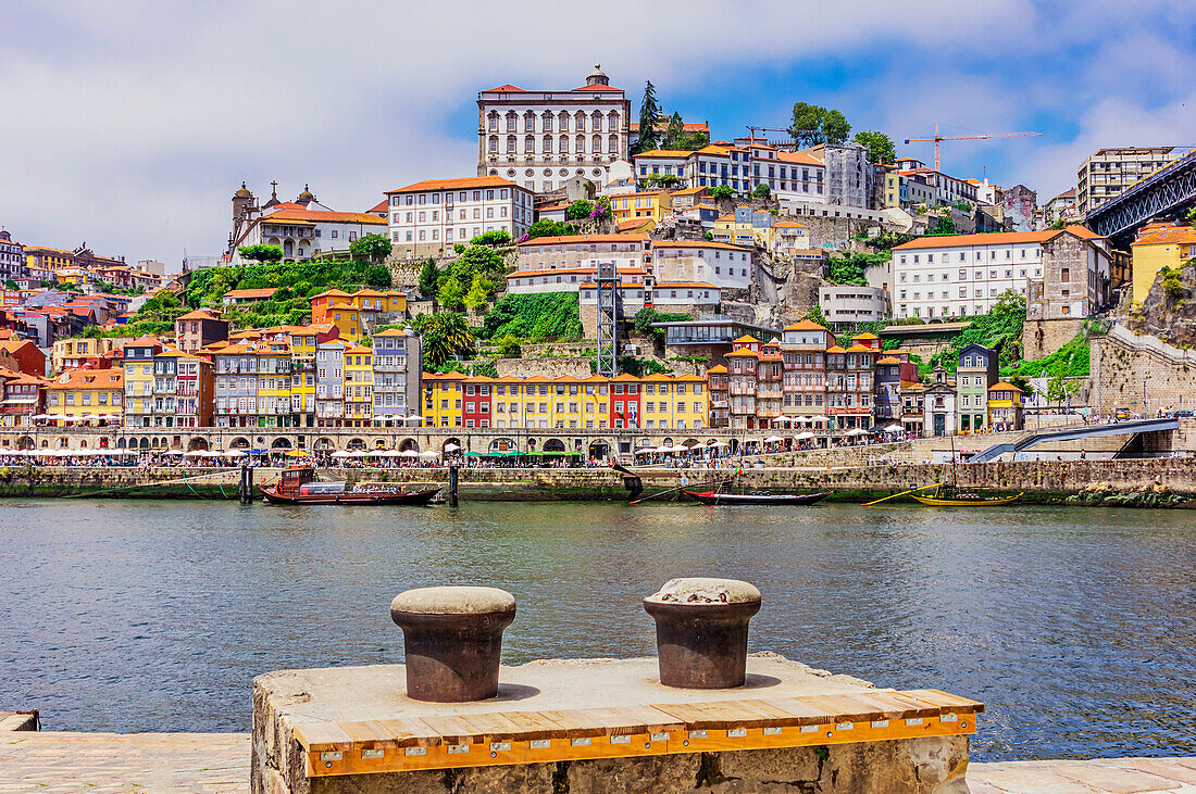 Blick über den Fluss Douro auf die Altstadt Cais da Ribeira mit Bischofspalast Paço Episcopal, Porto, Portugal