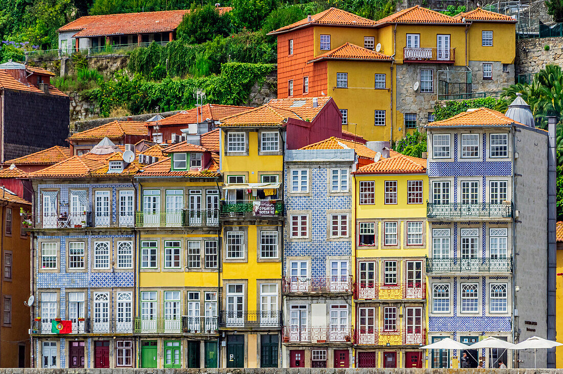 Blick auf bunte Häuser mit tpyischen Azulejo Kacheln in der Altstadt Cais da Ribeira am Fluss Douro, Porto, Portugal