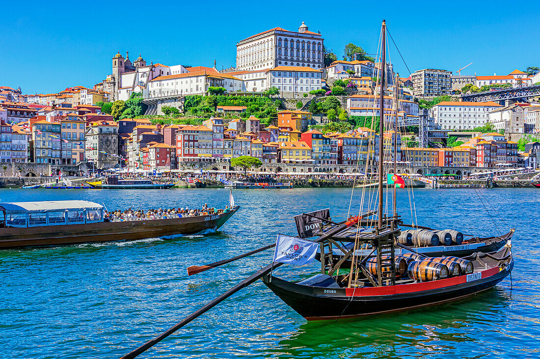 Blick auf die Altstadt Cais da Ribeira mit Bischofspalast Paço Episcopal am Fluss Douro, Porto, Portugal