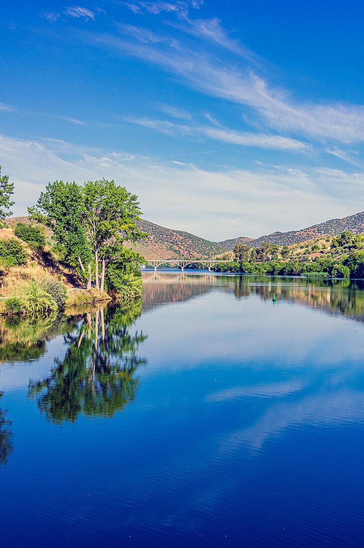 Blick von der spanischen Seite, Region Salamanca, Spanien über den Fluss Douro auf Barca d' Alva, Parque Natural do Douro Internacional, Distrikt Guarda, Portugal