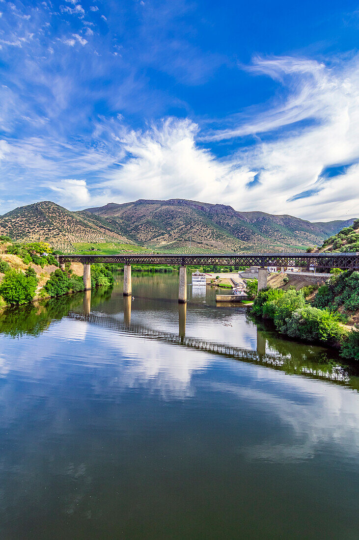 Blick von der spanischen Seite, Region Salamanca, Spanien über den Fluss Douro auf Barca d' Alva, Parque Natural do Douro Internacional, Distrikt Guarda, Portugal