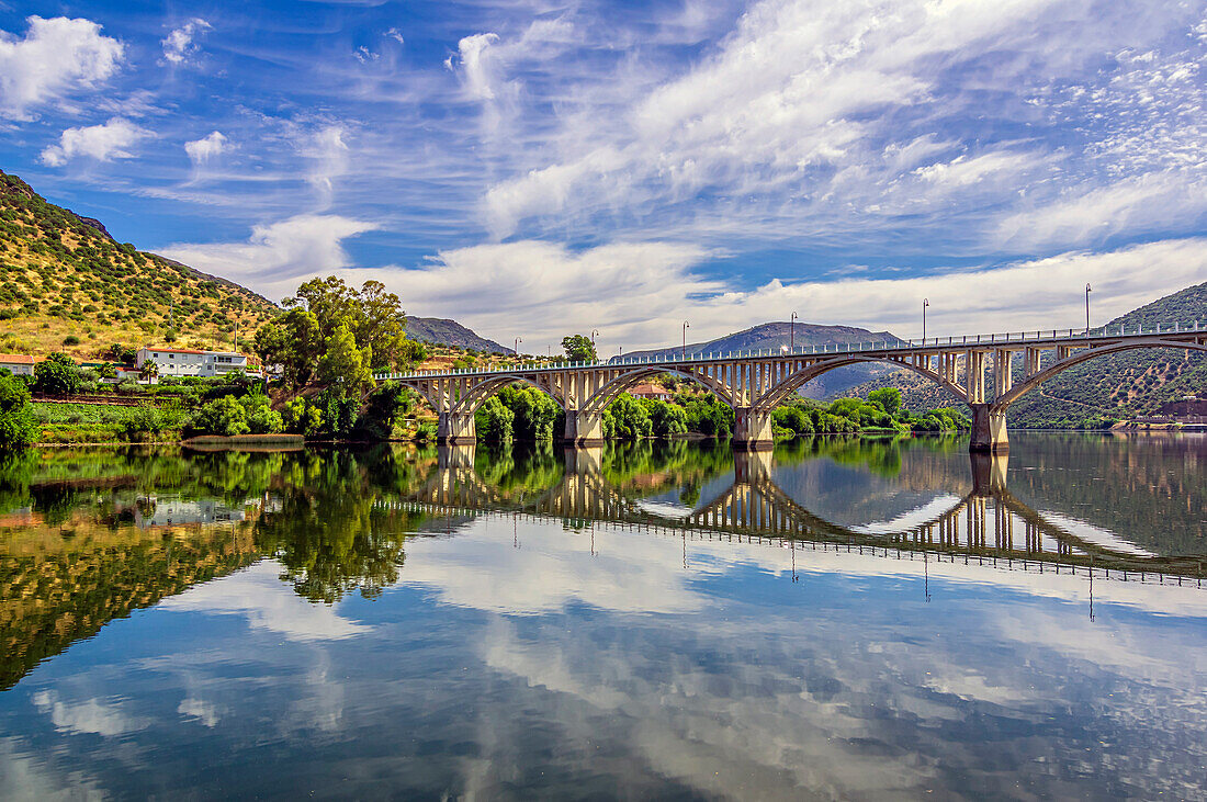  View from the Spanish side, Salamanca region, Spain to the area of the town of Barca d&#39; Alva in Portugal 