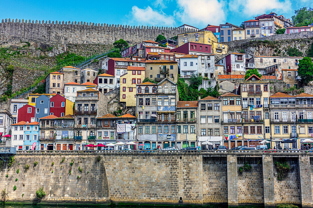 Blick auf bunte Häuser, Altstadt Ribeira am Fluss Douro, Porto, Portugal