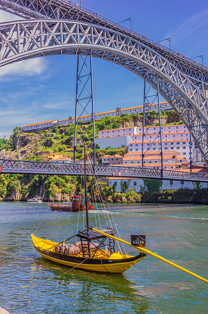 Blick vom Altstadtviertel Ribeira auf die gegenüberliegende Seite Vila Nova de Gaia mit Ponte Dom Luís I und Rabelo-Boot auf dem Fluss Douro, Porto, Portugal