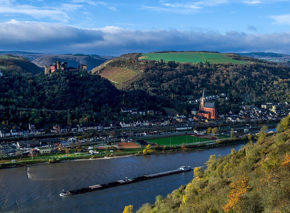 Blick im das Rheintal, Schönburg und Liebfrauenkirche in Oberwesel, Oberes Mittelrheintal, Rheinland-Pfalz, Deutschland