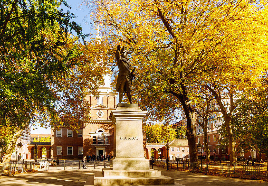 Independence Hall und Denkmal von Commodore Barry auf dem Independence Square im Independence National Historic Park im Historic Waterfront District in Philadelphia, Pennsylvania, USA