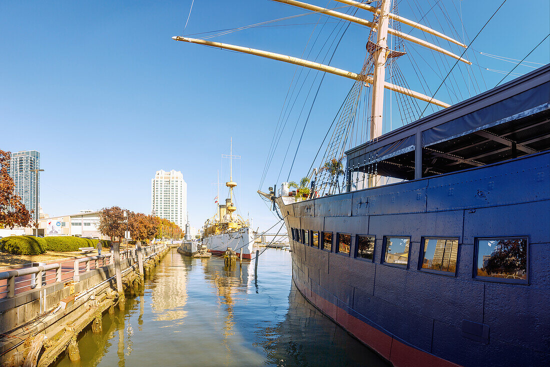 Penn's Landing am Delaware River mit dem historischen Flaggschiff USS "Olympia" und dem U-Boot "Uss Becuna" sowie im Vordergund der Viermaster "Moshulu" im Historic Waterfront District in Philadelphia, Pennsylvania, USA