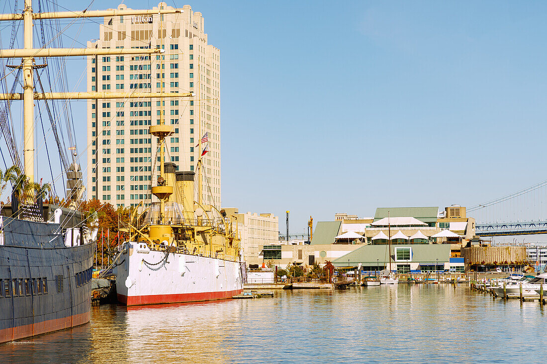  Penn&#39;s Landing on the Delaware River with the Hilton Philadelphia at Penn&#39;s Landing hotel, Independence Seaport Museum, the historic flagship USS &quot;Olympia&quot; and the submarine &quot;USS Becuna&quot; as well as the four-master &quot;Moshulu&quot; in the foreground in the Historic Waterfront District in Philadelphia, Pennsylvania, USA 