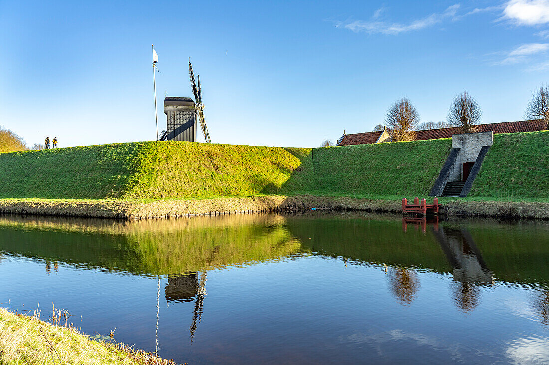 Wassergraben und Bockwindmühle der bewohnten ehemaligen Festung Bourtange, Groningen, Niederlande 