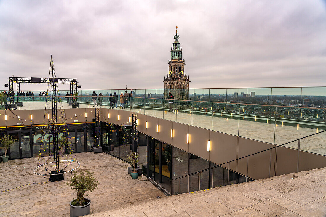 Dachterrasse des Forum Groningen und der Kirchturm  Martinitoren oder Martiniturm der Martinikerk oder Martinikirche in Groningen, Niederlande