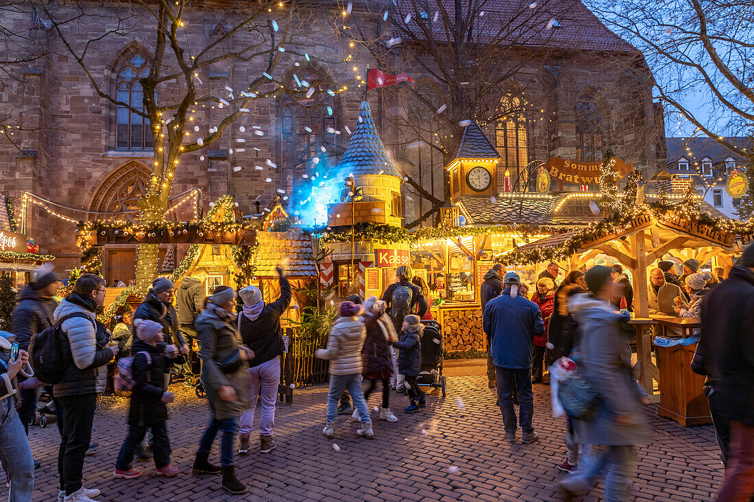 Weihnachtsmarkt Göttingen in der Abenddämmerung, Göttingen, Niedersachsen, Deutschland