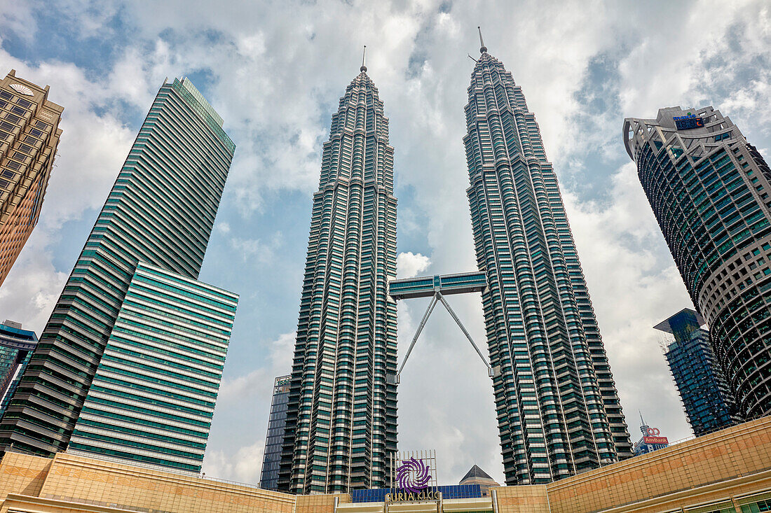 Blick von unten auf die Petronas Twin Towers, Wolkenkratzer im Stadtteil KLCC der Stadt Kuala Lumpur, Malaysia.