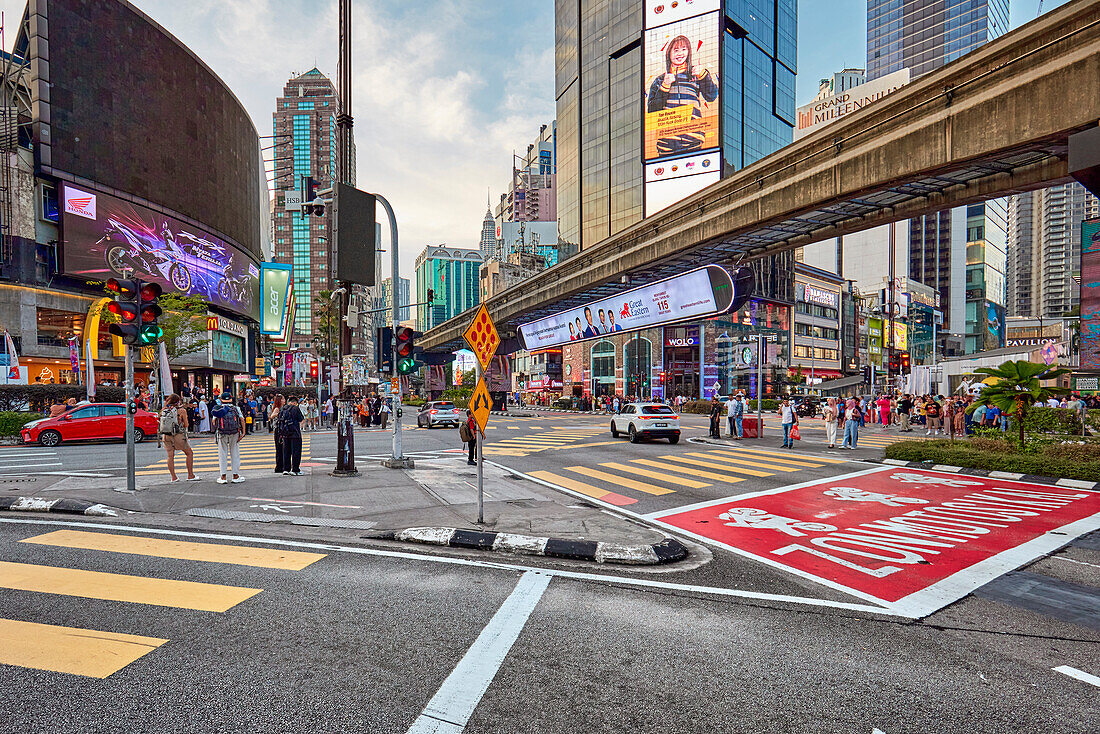  Fußgängerüberweg an der Kreuzung von Jalan Bukit Bintang und Jalan Sultan Ismail im Bezirk Bukit Bintang. Kuala Lumpur, Malaysia. 